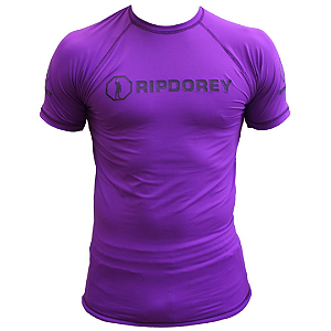 Rash Guard roxa tecido poliamida com alta compressão, ajuste de pressão na cintura e proteção UV50