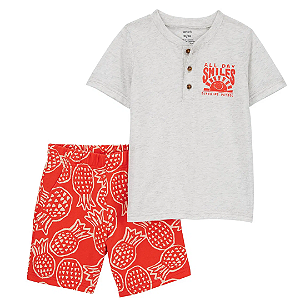 Camiseta Cinza e Shorts Vermelho Abacaxi