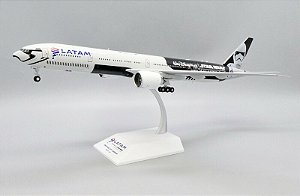 JC Wings 1:200 LATAM Boeing 777-300ER "Star Wars"