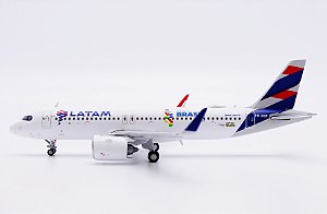 JC Wings 1:400 LATAM Brasil Airbus A320neo Brasil Voando Alto PR-XBF (pré-venda)