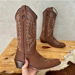 Texana Bico Fino - Couro Crazy Horse Nescau | Bordados Bege Produto sob encomenda.