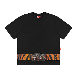 Camiseta MAD Enlatados Cinto de Caça Preto