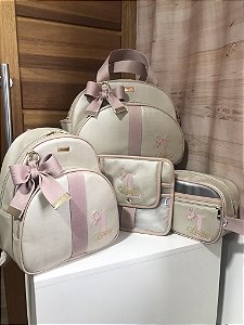 Kit Bolsa média, Mochilinha baby P, Necessarie Carol e Porta carteira de vacinação no Sintético Pérola com faixa Rose