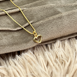 Colar Dourado com Pingente de Coração Vazado