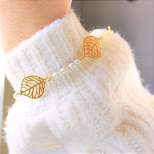 Pulseira Dourada com Pérolas e Folhas