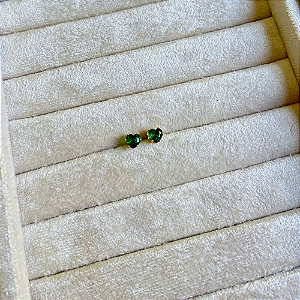 Brinco de Coração com Zircônias Verde Esmeralda