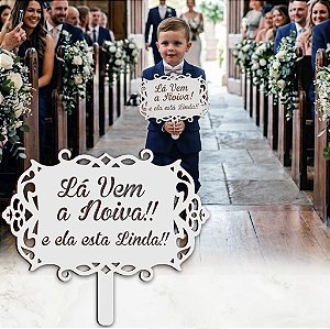 Placa Lá Vem A Noiva e E Ela Está Linda, para casamento, Dama de Honra Mdf Cores Laser