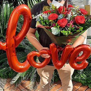 Buquê com 12 Rosas Colombianas Vermelhas com Balão Love