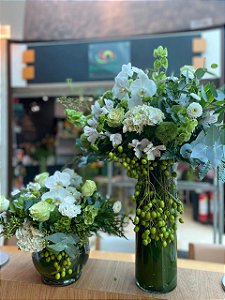 Dois Arranjos Branco e Verde para Decoração