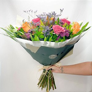 Buquê Encanto Vibrante – 12 Rosas Pink e Laranja