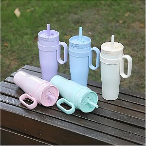 COPO TÉRMICO C/ALÇA LATERAL DUPLA CAMADA EM INOX, TAMPA VEDADA E CANUDO INOX IMBUTIDO P1939