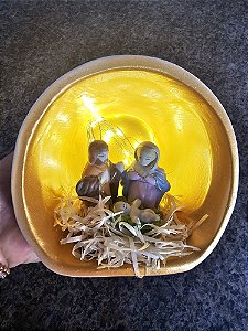 SAGRADA FAMILIA NO PRESEPIO COM ROLHA LED.