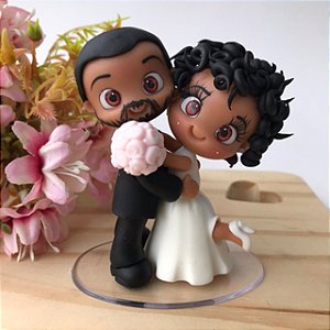 Noivinhos Abraçados com pé levantado Black - Wedding Topper Custom