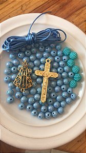 Kit terço bola irizada azul