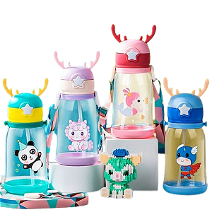 GARRAFA SQUEEZE INFANTIL COM TAMPA ALCE E CANUDO COM DESENHO CARTOON COLORIDO