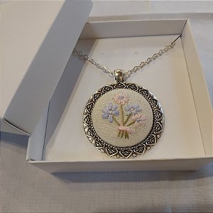 Colar bordado a mão rosa e azul