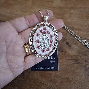 Colar bordado a mão: Mãe e Rainha