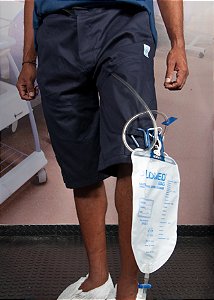 Bermuda adaptada para bolsa coletora de urina