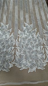 Tule Bordado com Pérolas e strass,Branco e prata largura 130 cm composição 100% Poliamida.