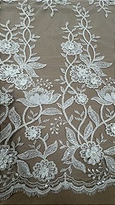 Tule Bordado 3d com Pedrarias,off white largura 130 cm composição 100% Poliamida.
