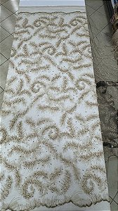 Tule bordado com pedrarias dourado,largura 130 cm composição 100% Poliéster.