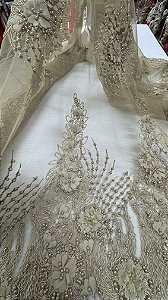 Tule bordado 3d com pérolas dourado,largura 130 cm composição 100% Poliamida.