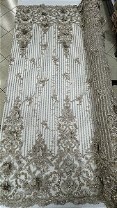 Tule bordado 3d com pedrarias dourado,largura 130 cm composição 100% Poliéster.