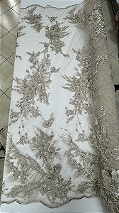 Tule bordado 3d com pedrarias nude,largura 130 cm composição 100% Poliéster.