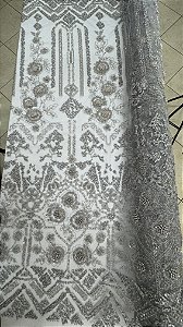Tule bordado 3d com pedrarias prata,largura 130 cm composição 100% Poliamida.