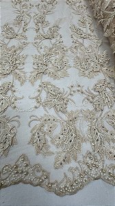 Tule bordado 3d com plumas e pedrarias,Nude 130 cm composição 100% Poliamida.