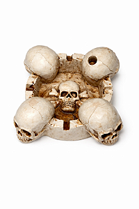 Cinzeiro Decorativo Multi-Caveiras – Coleção Pirata & Skull