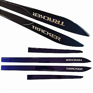 Friso GM Tracker Azul Boreal escrita em cromado alto relevo