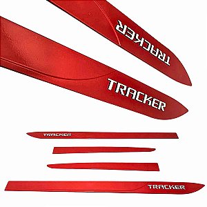 Friso lateral Nova Tracker Vermelho Scarlet nome alto relevo