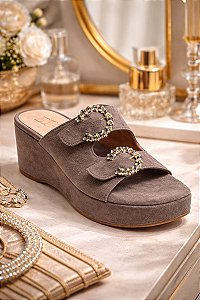 Slide Plataforma em Camurça Taupe com Fivelas de Strass
