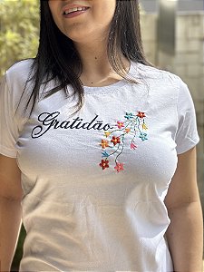 T-Shirt bordada gratidão