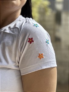 T-Shirt bordada florzinhas coloridas na manga