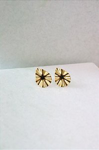 Brinco gota martelado • folheado a ouro