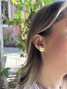 Brinco trevo liso • folheado a ouro