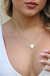 Colar  branco esmaltado • folheado a ouro