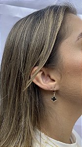 Argola trevo preto • folheado a ouro