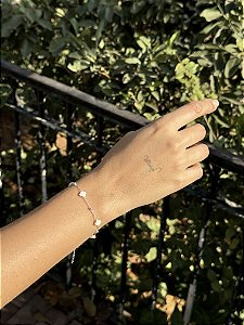 Pulseira trevo madrepérola • folheado a prata