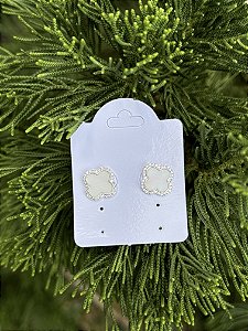 Brinco trevo madrepérola • folheado a prata