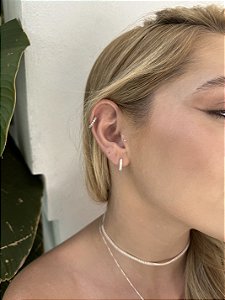 Brinco V zircônia • folheado a prata