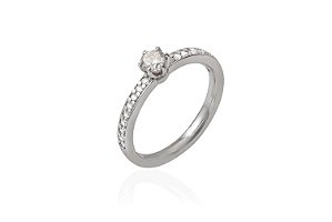 Anel em ouro branco com diamantes
