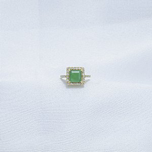 Anel em ouro amarelo com esmeralda e diamantes