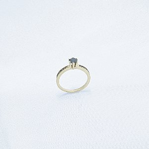Anel solitário em ouro rose com diamantes negros