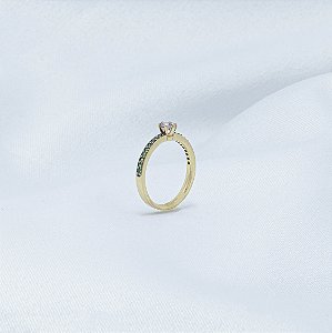 Anel em ouro amarelo com turmalina e tsavoritas