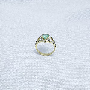 Anel em ouro amarelo com esmeralda e diamantes