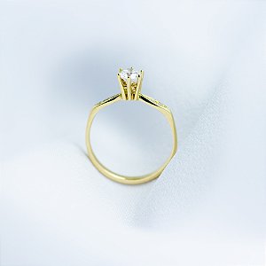 Anel solitário em ouro amarelo com diamantes