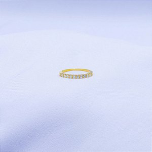 Meia aliança em ouro amarelo com diamantes